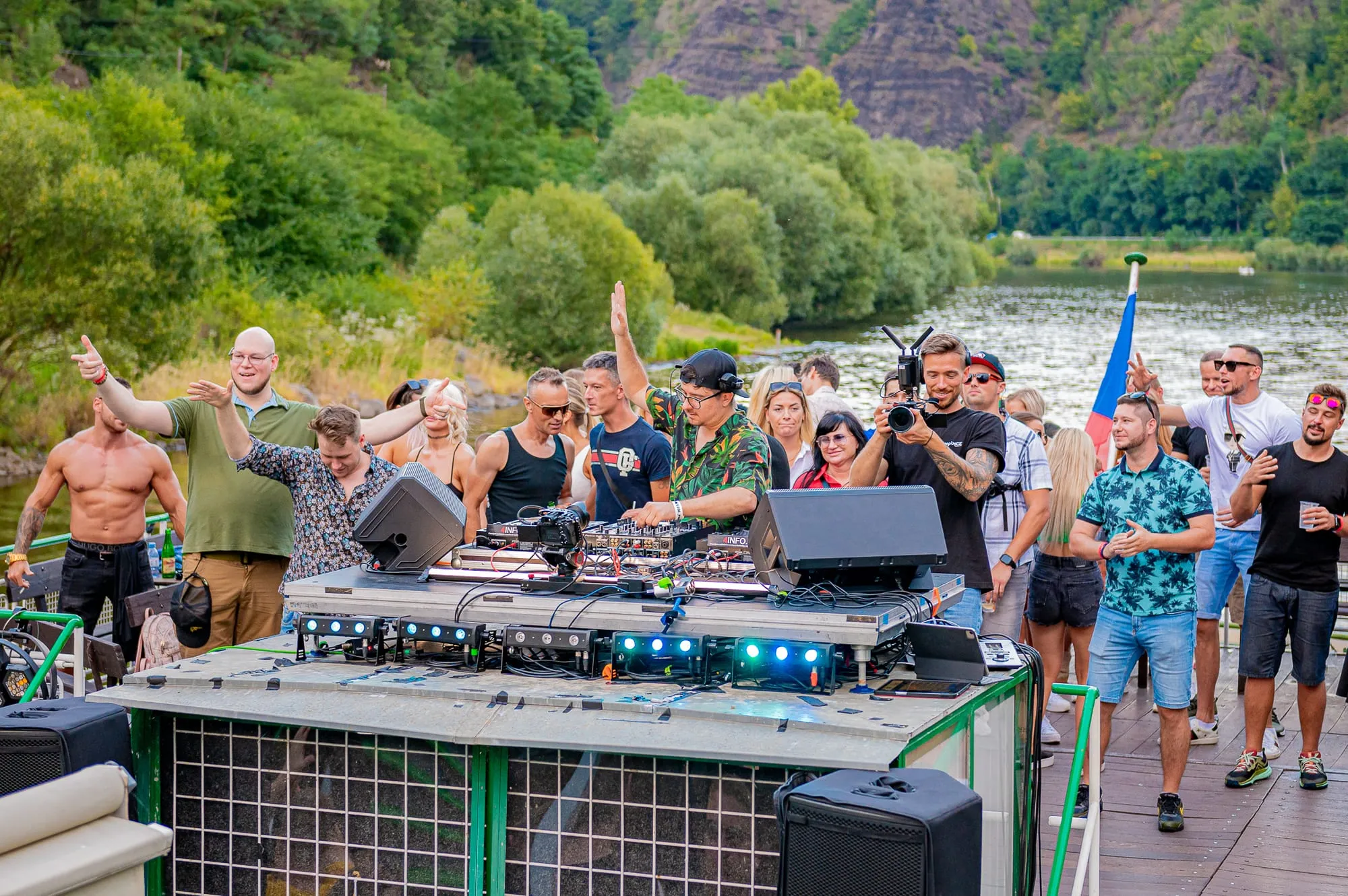 Ein Kameramann von Forpix Live filmt die DJ-Booth, um ihn herum tanzen Leute an Deck
