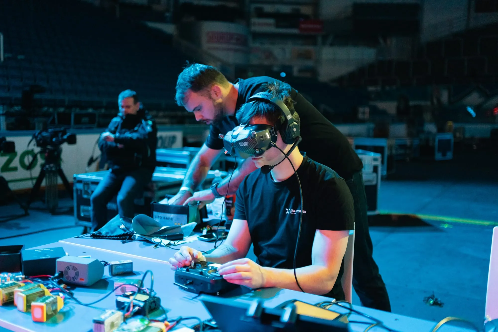 Technici staví režijní stanoviště v hale před začátkem přenosu