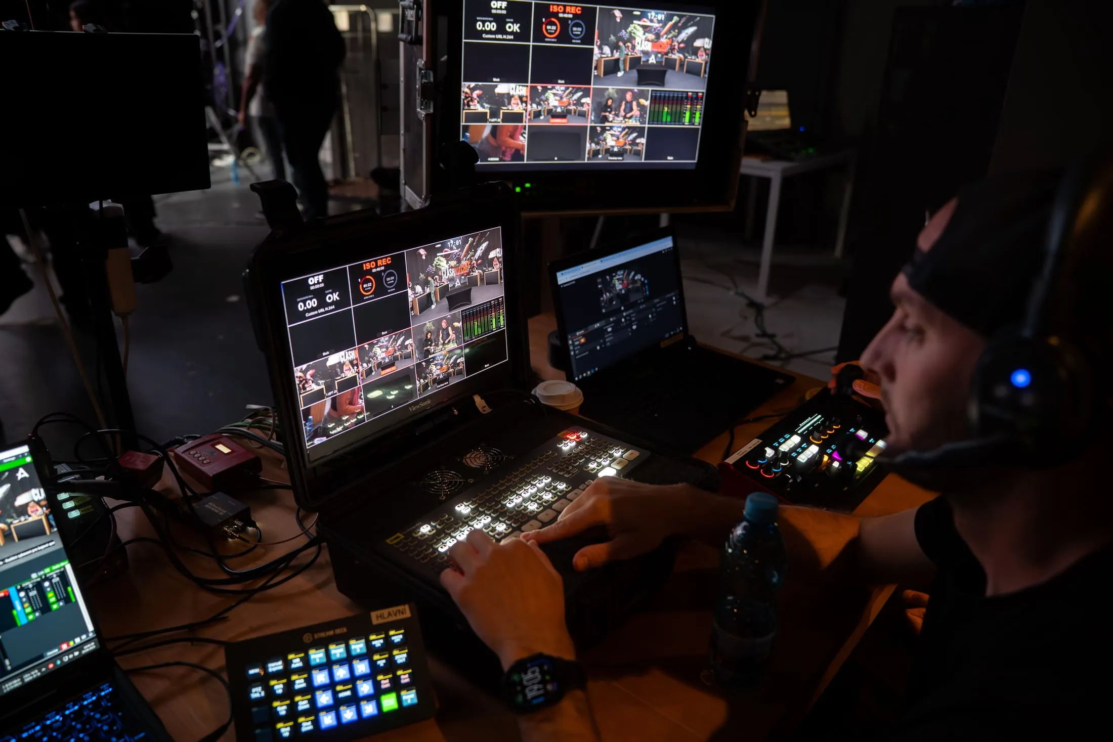 Střihač u dvou monitorů s multiview během galavečera