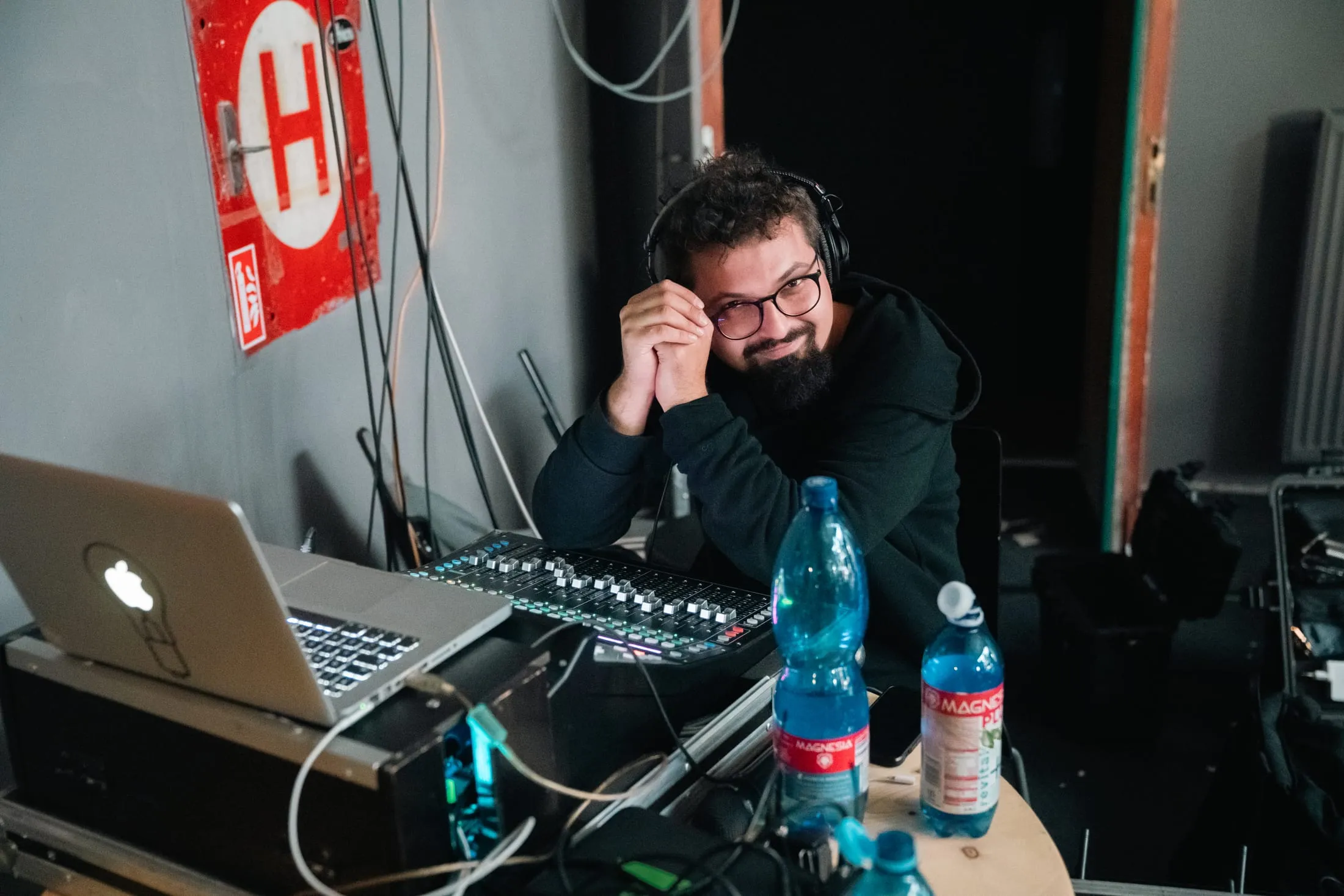 Zvukár pri notebooku sleduje prenos v slúchadlách