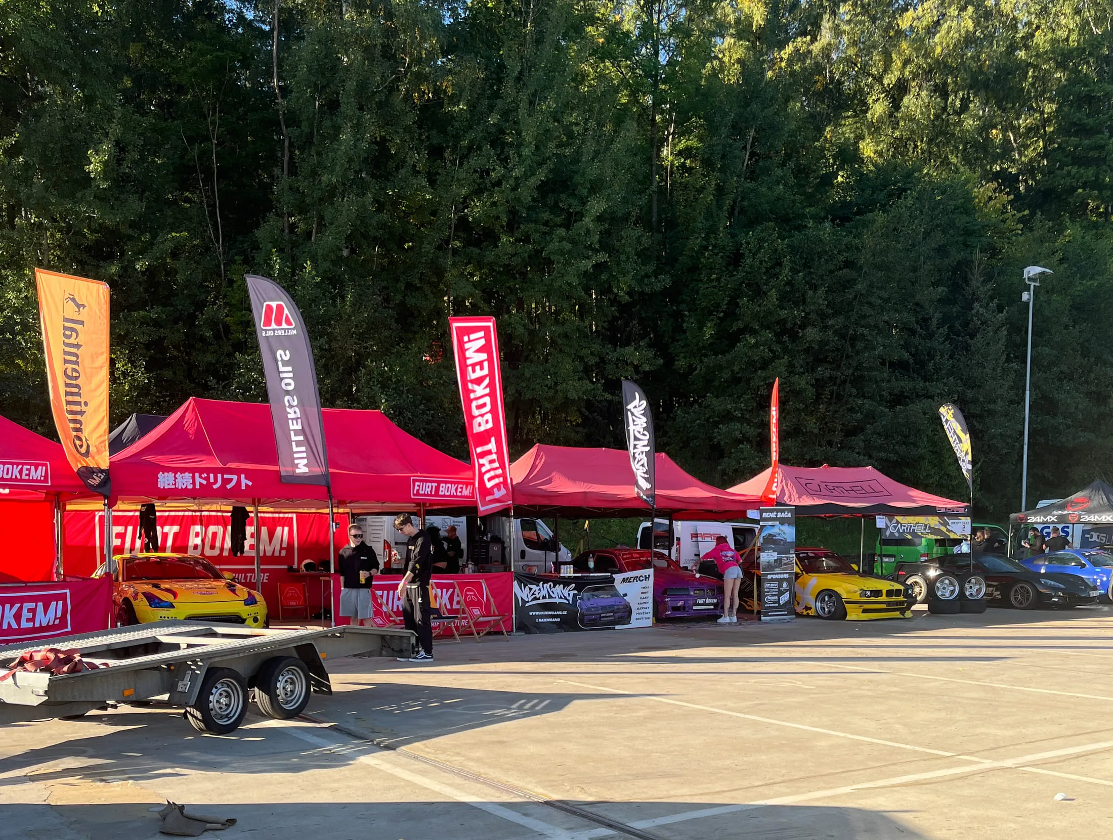 Depo se stany týmů a připravenými driftovými vozy