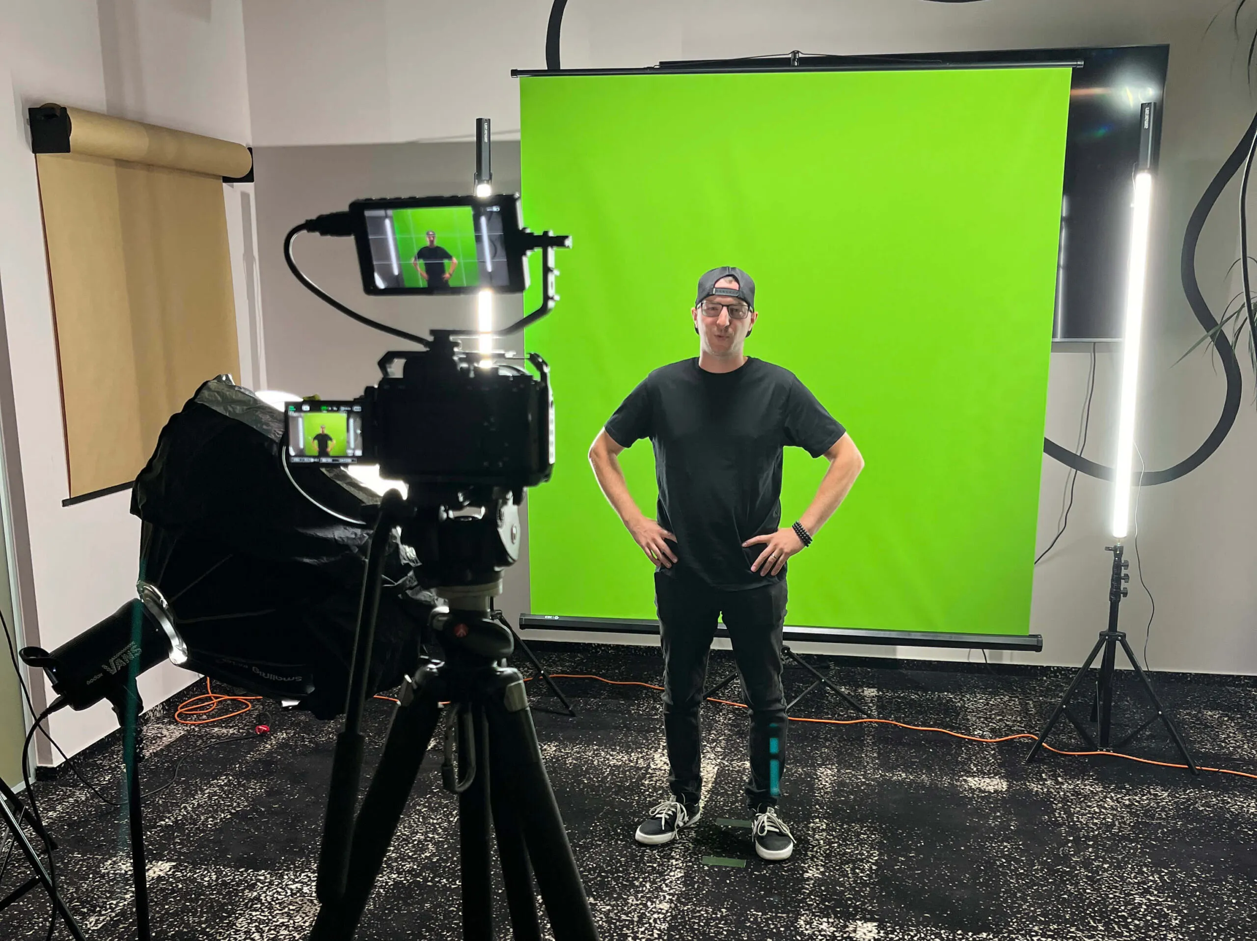 Natáčanie krátkych predstavení rečníkov pred greenscreenom