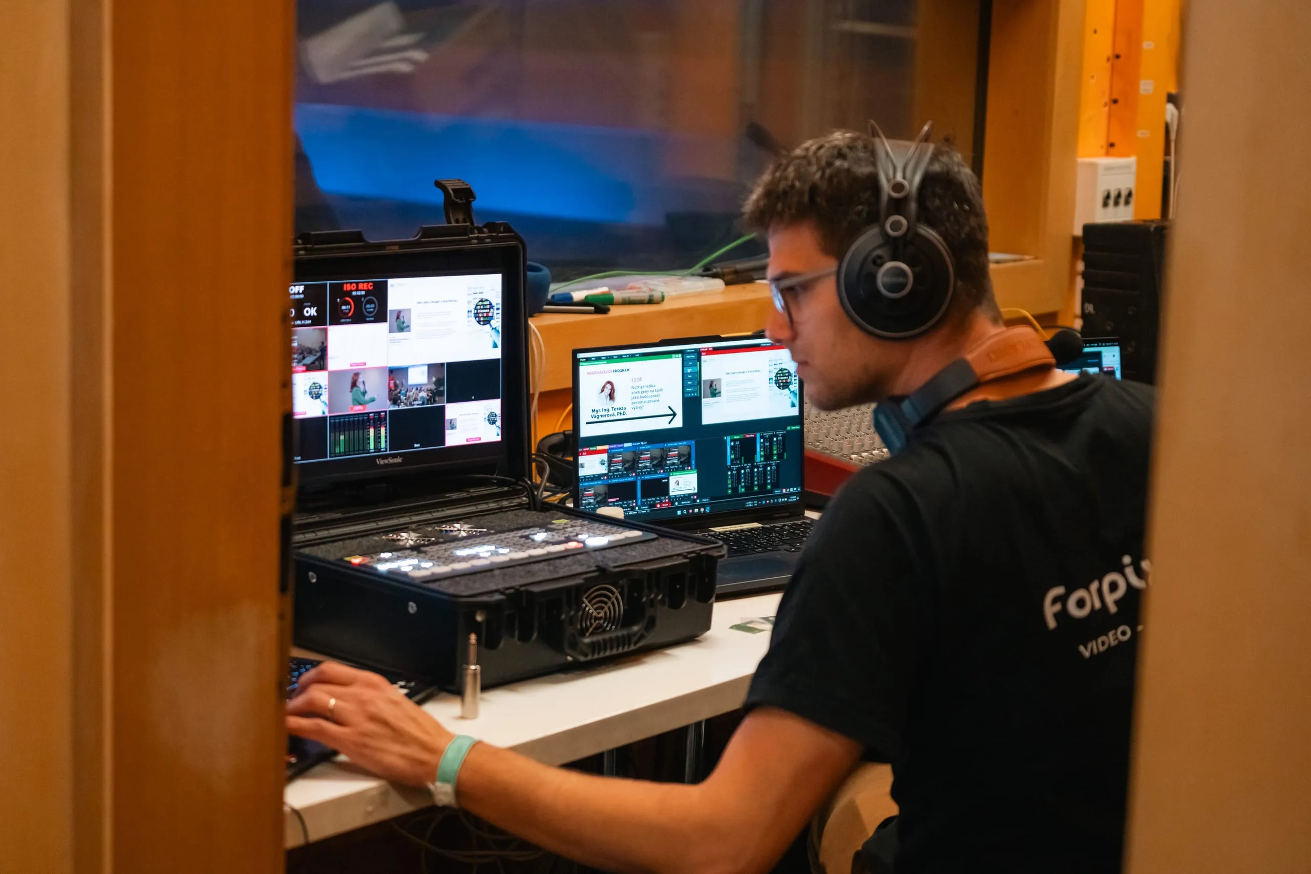 Operátor u režijního kufru s multiview během konference