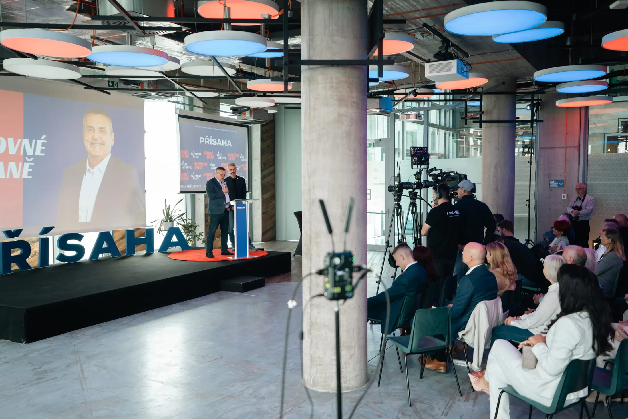 Sála pripravená na tlačovú konferenciu, kamery už na svojich miestach