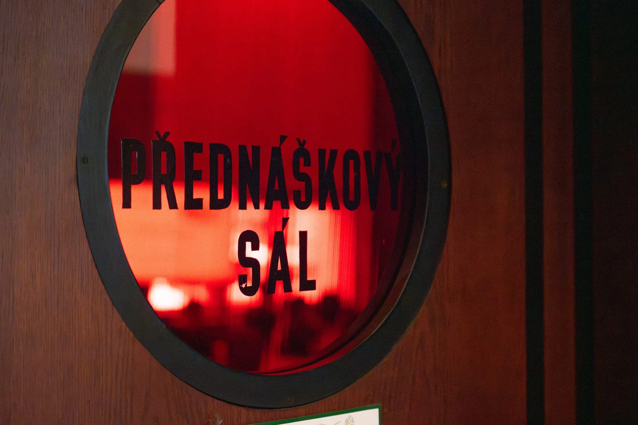 Kulaté okno přednáškového sálu chvíli před začátkem konference