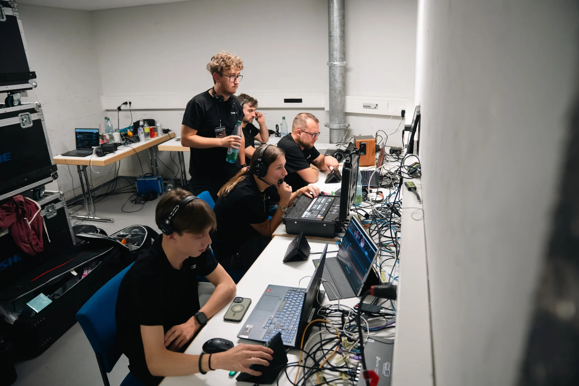 Režie postavená v zázemí haly, odkud šel přenos ven