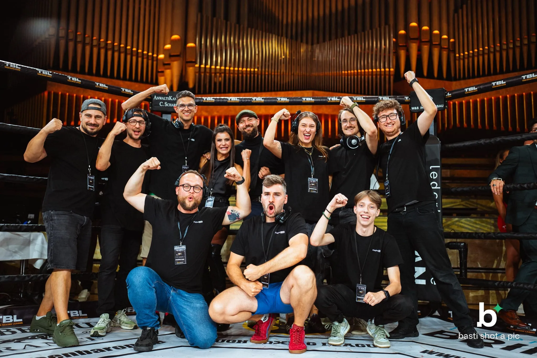 Dvanáctičlenný tým Forpix Live v ringu Meistersingerhalle po odvysílaném galavečeru TBL 10