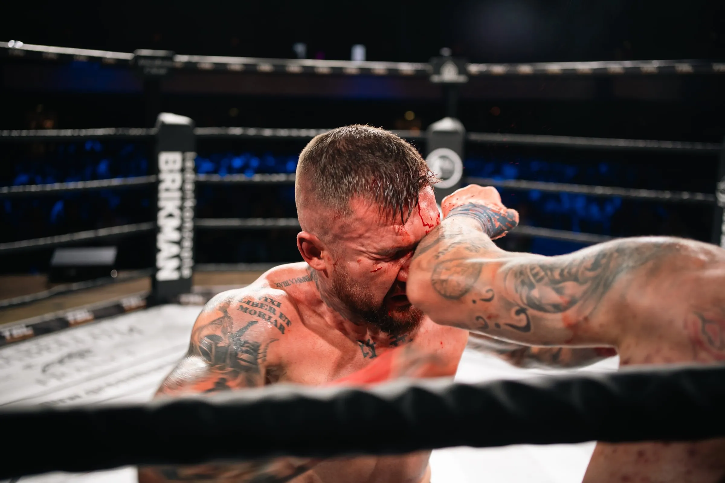 Zásah do hlavy během bareknuckle zápasu na galavečeru TBL 10 v norimberské Meistersingerhalle