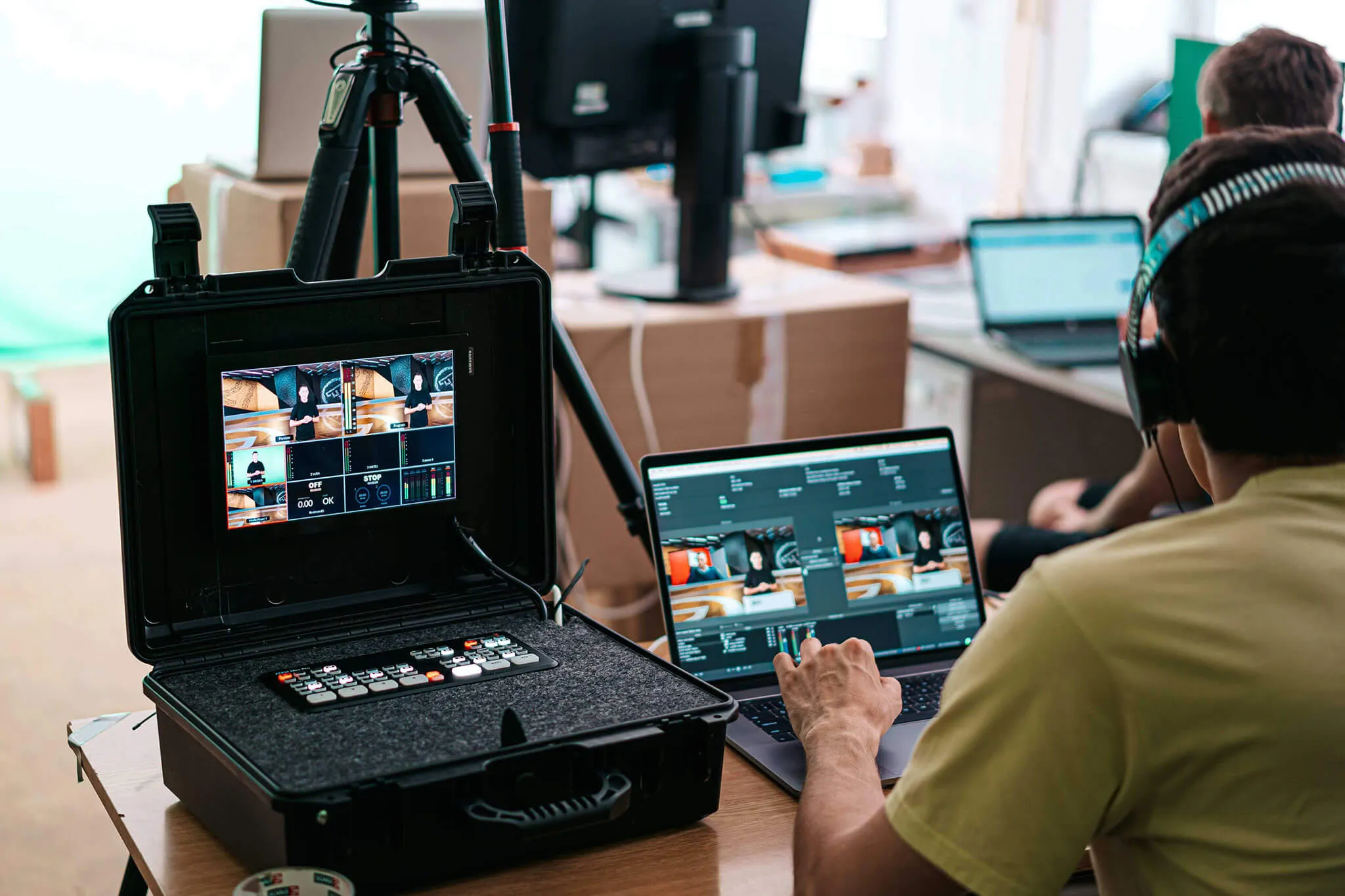 Operátor u obrazové režie s multiview monitorem během konference